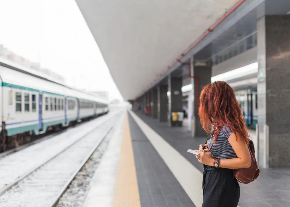 turista-esperando-tren